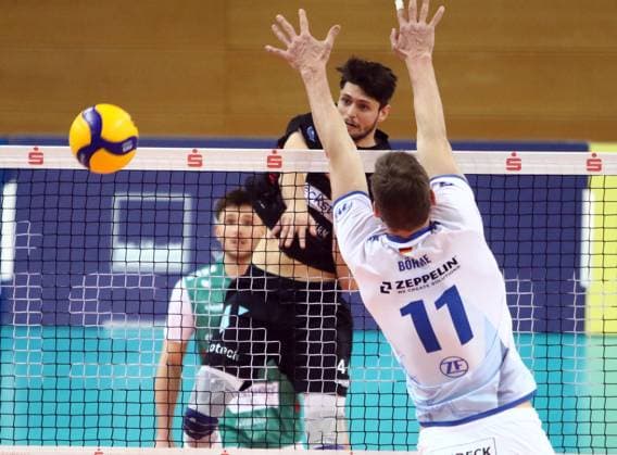 in der Mitte Matthew PASSALENT (Haching), He-Volleyball, DVV Pokal-Viertelfinal 2024 25, TSV Haching Muenchen vs VfB Friedrichshafen, Geothermie-Arena, Unterhaching, 24.11.24,