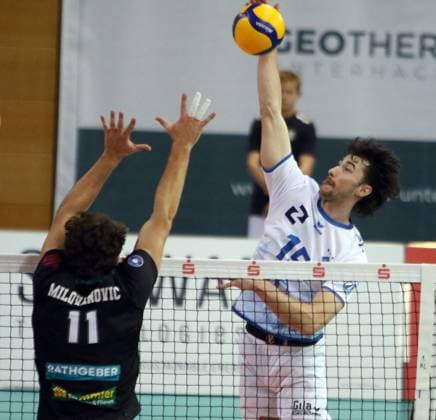 von links Marco MILOVANOVIC (Haching), George YOUNG (Friedrichshafen), He-Volleyball, DVV Pokal-Viertelfinal 2024 25, TSV Haching Muenchen vs VfB Friedrichshafen, Geothermie-Arena, Unterhaching, 24.11.24,