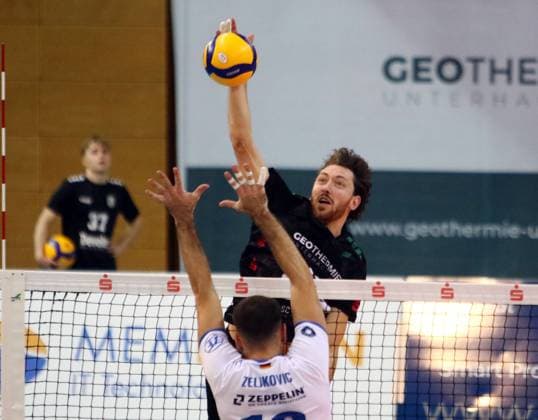 von links Ivan ZELJKOVIC (Friedrichshafen), Marco MILOVANOVIC (Haching), He-Volleyball, DVV Pokal-Viertelfinal 2024 25, TSV Haching Muenchen vs VfB Friedrichshafen, Geothermie-Arena, Unterhaching, 24.11.24,