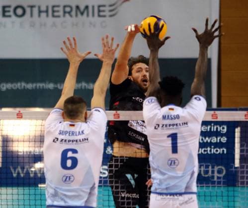 in der Mitte Marco MILOVANOVIC (Haching), He-Volleyball, DVV Pokal-Viertelfinal 2024 25, TSV Haching Muenchen vs VfB Friedrichshafen, Geothermie-Arena, Unterhaching, 24.11.24,