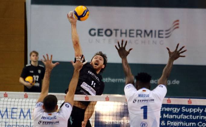 Sport Bilder des Tages in der Mitte Marco MILOVANOVIC (Haching), He-Volleyball, DVV Pokal-Viertelfinal 2024 25, TSV Haching Muenchen vs VfB Friedrichshafen, Geothermie-Arena, Unterhaching, 24.11.24,