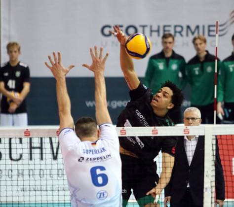 von links Michal SUPERLAK (Friedrichshafen), Maurice LEWIS-FREGEAU (Haching), He-Volleyball, DVV Pokal-Viertelfinal 2024 25, TSV Haching Muenchen vs VfB Friedrichshafen, Geothermie-Arena, Unterhaching, 24.11.24,