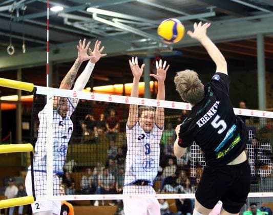 von links Severi SAVONSALMI (Friedrichshafen), Florian KRENKEL (Haching), He-Volleyball, DVV Pokal-Viertelfinal 2024 25, TSV Haching Muenchen vs VfB Friedrichshafen, Geothermie-Arena, Unterhaching, 24.11.24,