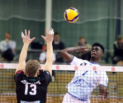 von links Mark GUMENJUK (Haching), Jose MASSO ALVAREZ (Friedrichshafen), He-Volleyball, DVV Pokal-Viertelfinal 2024 25, TSV Haching Muenchen vs VfB Friedrichshafen, Geothermie-Arena, Unterhaching, 24.11.24,