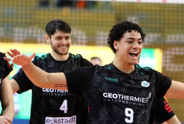 vorn Maurice LEWIS-FREGEAU (Haching), mit Freude nach Punktgewinn, He-Volleyball, DVV Pokal-Viertelfinal 2024 25, TSV Haching Muenchen vs VfB Friedrichshafen, Geothermie-Arena, Unterhaching, 24.11.24,