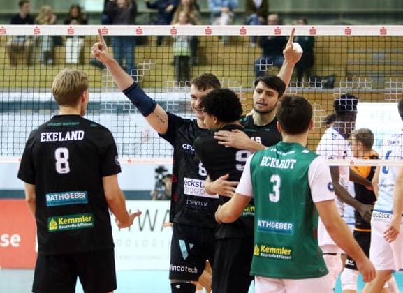Hachinger Freude nach dem Sieg, He-Volleyball, DVV Pokal-Viertelfinal 2024 25, TSV Haching Muenchen vs VfB Friedrichshafen, Geothermie-Arena, Unterhaching, 24.11.24,