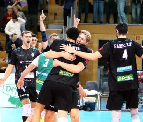 Hachinger Freude nach dem Sieg, He-Volleyball, DVV Pokal-Viertelfinal 2024 25, TSV Haching Muenchen vs VfB Friedrichshafen, Geothermie-Arena, Unterhaching, 24.11.24,