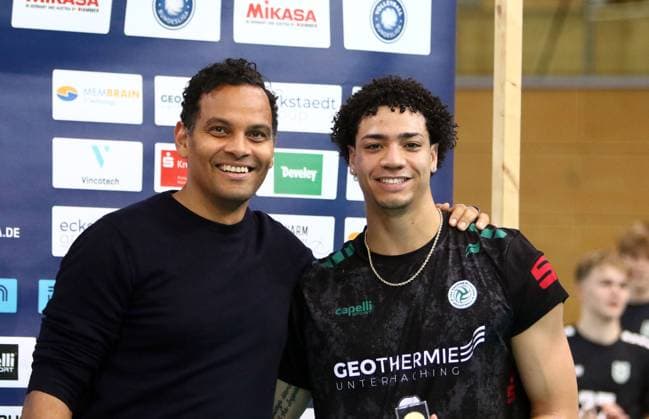 rechts MVP <Maurice LEWIS-FREGEAU (Haching), He-Volleyball, DVV Pokal-Viertelfinal 2024 25, TSV Haching Muenchen vs VfB Friedrichshafen, Geothermie-Arena, Unterhaching, 24.11.24,
