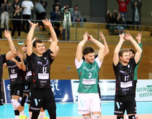 Hachinger Freude nach dem Sieg, He-Volleyball, DVV Pokal-Viertelfinal 2024 25, TSV Haching Muenchen vs VfB Friedrichshafen, Geothermie-Arena, Unterhaching, 24.11.24,