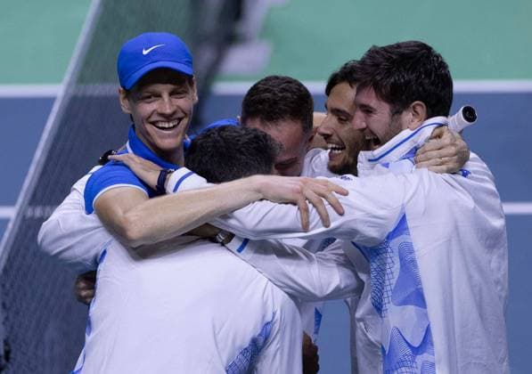 Sport Bilder des Tages Jannik Sinner of Italy celebrates on match point with the team Davis Cup Finals, Tennis, Palacio de Deportes Jose Maria Martin Carpena Arena, Malaga, Spain - 24 Nov 2024  Copyright: xEllaxLing Shutterstockx 14928752aj
