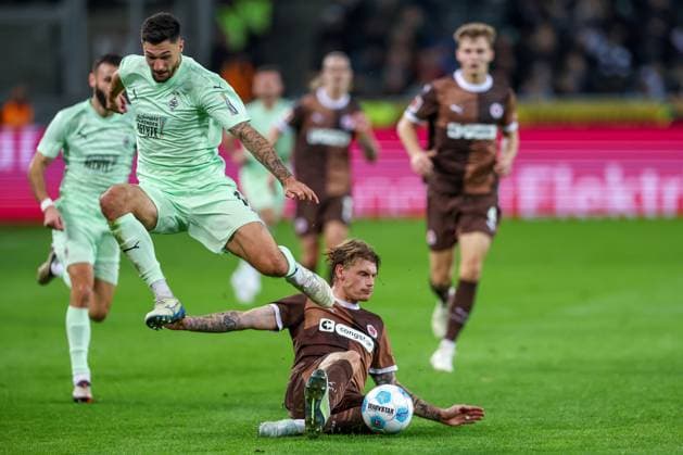 Sport Themen der Woche KW47 24.11.2024, Fußball, Borussia Mönchengladbach - FC St. Pauli, 1. Fußball Bundesliga, Borussia-Park, Saison 2024 2025: Tim Kleindienst (Mönchengl. 11) trennt Eric Smith (St.Pauli 8) vom Ball DFB regulations prohibit any use of photographs as image sequences and or quasi-video. Nordrhein-Westfalen Deutschland *** 24 11 2024, Football, Borussia Mönchengladbach FC St Pauli, 1 Football Bundesliga, Borussia Park, Season 2024 2025 Tim Kleindienst Mönchengl 11 separates Eric Smith St Pauli 8 from the ball DFB regulations prohibit any use of photographs as image sequences and or quasi video Nordrhein Westfalen Germany