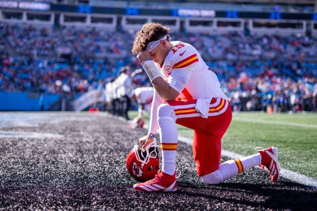 Sport Themen der Woche KW47 Sport Bilder des Tages November 24, 2024: Kansas City Chiefs quarterback Patrick Mahomes (15) before a game against the Carolina Panthers at the NFL, American Football Herren, USA matchup in Charlotte, NC. ( CSM) Charlotte United States - ZUMAc04_ 20241124_zma_c04_045 Copyright: xScottxKinserx