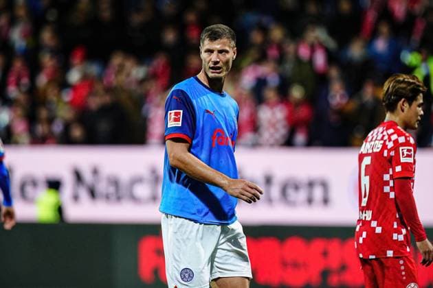 Patrick Erras (Holstein Kiel, 04) GER, Holstein Kiel vs. 1. FSV Mainz 05, Fussball, Bundesliga, Spieltag 11, Saison 2024 25, 24.11.2024 DFL REGULATIONS PROHIBIT ANY USE OF PHOTOGRAPHS AS IMAGE SEQUENCES AND OR QUASI-VIDEO GER, Holstein Kiel vs. 1. FSV Mainz 05, Fussball, Bundesliga, Spieltag 11, Saison 2024 25, 24.11.2024 Kiel *** Patrick Erras Holstein Kiel, 04 GER, Holstein Kiel vs 1 FSV Mainz 05, Football, Bundesliga, Matchday 11, Season 2024 25, 24 11 2024 DFL REGULATES PROHIBIT ANY USE OF PHOTOGRAPHS AS IMAGE SEQUENCES AND OR QUASI VIDEO GER, Holstein Kiel vs 1 FSV Mainz 05, Football, Bundesliga, Matchday 11, Season 2024 25, 24 11 2024 Kiel Copyright: xEibner-Pressefoto MarcelxvonxFehrnx EP_MFN