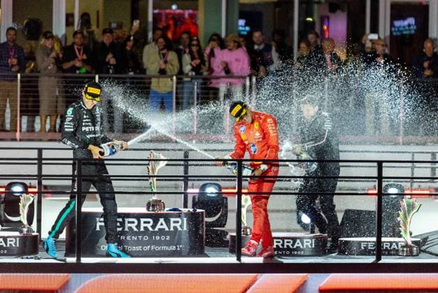 Bilder des Jahres 2024, Sport 11 November Sport Themen der Woche KW47 LAS VEGAS, NV - NOVEMBER 23: George Russell (63) of United Kingdom and team Mercedes-AMG Petronas F1 Team and Carlos Sainz (55) of Spain and team Scuderia Ferrari spray champagne on the podium after the race during the F1 Heineken Silver Las Vegas Grand Prix on November 23, 2024, at the Las Vegas Street Circuit in Las Vegas, Nevada. (Photo by Bob Kupbens Icon Sportswire) AUTO: NOV 23 F1 Heineken Silver Las Vegas Grand Prix EDITORIAL USE ONLY Icon24112324151