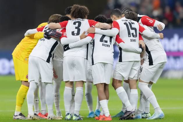 Sport Themen der Woche KW47 Eintracht Frankfurt - SV Werder Bremen, 1. FBL Mannschaftskreis der Eintracht-Spieler unmittelbar vor dem Anpfiff. Bundesligaspiel zwischen Eintracht Frankfurt und dem SV Werder Bremen am 23. November 2024 im Deutsche Bank Park in Frankfurt am Main. Nach Vorgaben der DFL, Deutsche Fußball Liga, ist es untersagt, in dem Stadion und oder vom Spiel angefertigte Fotoaufnahmen in Form von Sequenzbildern und oder videoähnlichen Fotostrecken zu verwerten bzw. verwerten zu lassen., Frankfurt am Main Hessen Deutschland Deutsche Bank Park *** Eintracht Frankfurt SV Werder Bremen, 1 FBL Team circle of Eintracht players immediately before the kick-off of the Bundesliga match between Eintracht Frankfurt and SV Werder Bremen on November 23, 2024 at Deutsche Bank Park in Frankfurt am Main According to the regulations of the DFL, Deutsche Fußball Liga, it is prohibited to use or have used photographs taken in the stadium and or of the match in the form of sequential images and or video-like photo series, Frankfurt am Main Hessen Germany Deutsche Bank Park