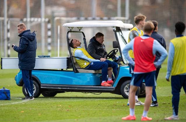 Fussball, Herren, Saison 2024 25, 2. Bundesliga, Hertha BSC, Training, Bilal Hussein (Hertha BSC) wird verletzt von Direktor Akademie Lizenzbereich Andreas Zecke Neuendorf (Hertha BSC) in die Kabine gefahren, 25.11. 2024,