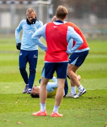 Fussball, Herren, Saison 2024 25, 2. Bundesliga, Hertha BSC, Training, Bilal Hussein (Hertha BSC) nach einem Zweikampf mit Toni Leistner (Hertha BSC) am Boden, 25.11. 2024,