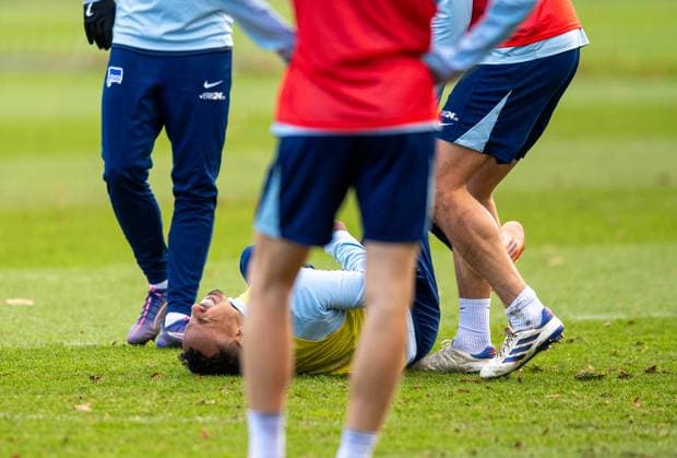 Fussball, Herren, Saison 2024 25, 2. Bundesliga, Hertha BSC, Training, Bilal Hussein (Hertha BSC) nach einem Zweikampf mit Toni Leistner (Hertha BSC) am Boden, 25.11. 2024,