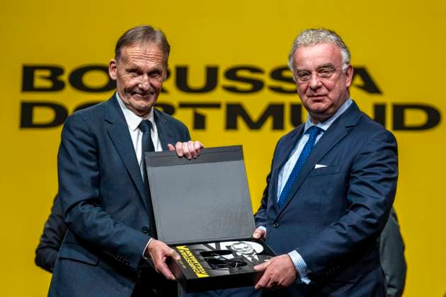 Sport Themen der Woche KW48 Sport Bilder des Tages Aktionärsversammlung von Borussia Dortmund am 25.11.24 in den Westfalenhallen Dortmund. Hans Joachim Watzke (l) verabschiedet den Aufsichtsratsvorsitzenden Christian Kullmann. *** Borussia Dortmund shareholders meeting on 25 11 24 at the Westfalenhallen Dortmund Hans Joachim Watzke l bids farewell to Supervisory Board Chairman Christian Kullmann Copyright: xInderlied Kirchner-Mediax