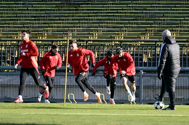 AC Sparta Praha players and head coach Lars Friis (right) attend a training session before the UEFA Champions League, round 5, match AC Sparta Praha vs Atletico Madrid, in Prague, Czech Republic, on November 25, 2024. (CTKxPhoto KaterinaxSulova) CTKPhotoP2024112503456  CTKPhotoP2024112503456