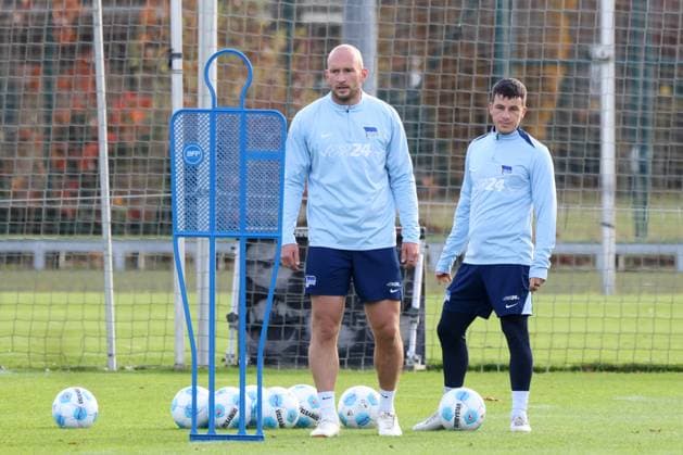 DEU, DFL, 2. FBL Hertha BSC, Training, 25.11.2024, Sportforum, Berlin, DEU, DFL, 2. FBL Hertha BSC, Training, im Bild Toni Leistner (Hertha BSC Berlin 37), IDiego Demme (Hertha BSC Berlin 6) DFL - regulations prohibit any use of Photographs as image sequences and or quasi-video Foto: Juergen Engler nordphoto GmbH