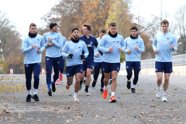DEU, DFL, 2. FBL Hertha BSC, Training, 25.11.2024, Sportforum, Berlin, DEU, DFL, 2. FBL Hertha BSC, Training, im Bild Auslauftraining, auslaufen nach einem Spiel, Hertha-Spielerkreis DFL - regulations prohibit any use of Photographs as image sequences and or quasi-video Foto: Juergen Engler nordphoto GmbH
