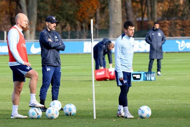 DEU, DFL, 2. FBL Hertha BSC, Training, 25.11.2024, Sportforum, Berlin, DEU, DFL, 2. FBL Hertha BSC, Training, im Bild Toni Leistner (Hertha BSC Berlin 37), Cheftrainer Cristian Fiel (Hertha BSC Berlin), Diego Demme (Hertha BSC Berlin 6) DFL - regulations prohibit any use of Photographs as image sequences and or quasi-video Foto: Juergen Engler nordphoto GmbH