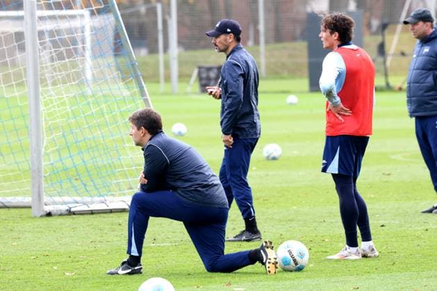 DEU, DFL, 2. FBL Hertha BSC, Training, 25.11.2024, Sportforum, Berlin, DEU, DFL, 2. FBL Hertha BSC, Training, im Bild Cheftrainer Cristian Fiel (Hertha BSC Berlin), Co-Trainer Jaime Monroy (Hertha BSC Berlin), Fabian Reese (Hertha BSC Berlin 11) DFL - regulations prohibit any use of Photographs as image sequences and or quasi-video Foto: Juergen Engler nordphoto GmbH