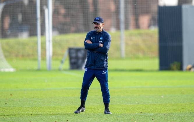 Fussball, Herren, Saison 2024 25, 2. Bundesliga, Hertha BSC, Training, Trainer Cristian Fiel (Hertha BSC), 25.11. 2024,