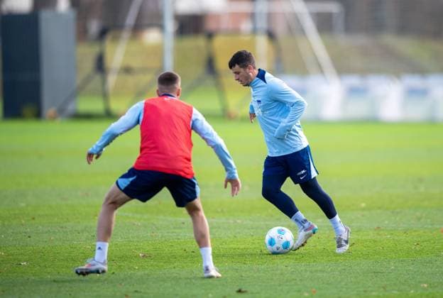 Fussball, Herren, Saison 2024 25, 2. Bundesliga, Hertha BSC, Training, v.l. Gustav Christensen (Hertha BSC), Diego Demme (Hertha BSC), 25.11. 2024,