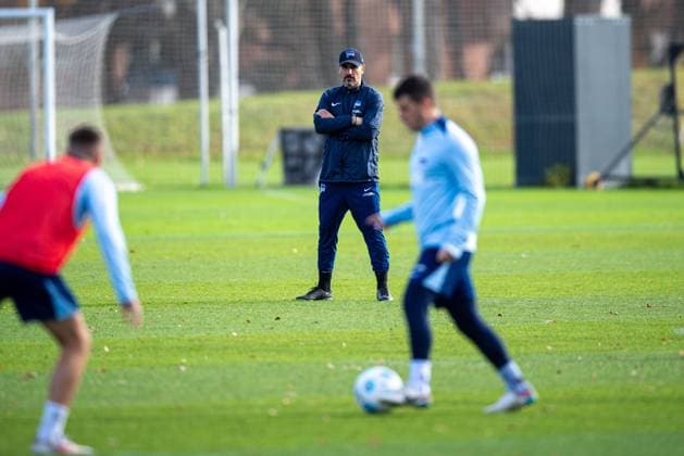 Fussball, Herren, Saison 2024 25, 2. Bundesliga, Hertha BSC, Training, v.l. Gustav Christensen (Hertha BSC), Trainer Cristian Fiel (Hertha BSC), Diego Demme (Hertha BSC), 25.11. 2024,