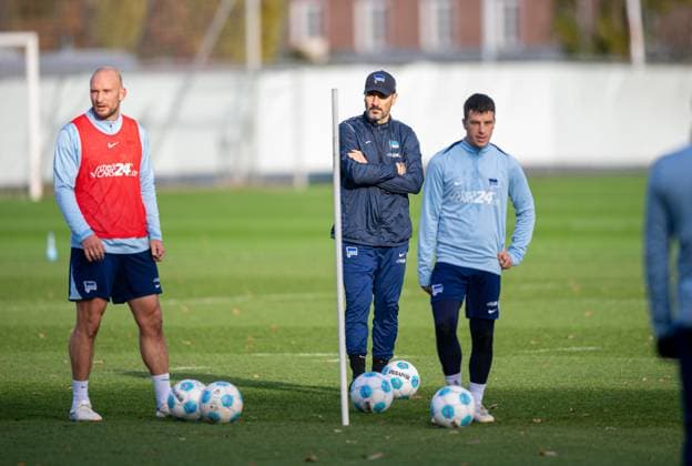Fussball, Herren, Saison 2024 25, 2. Bundesliga, Hertha BSC, Training, v.l. Toni Leistner (Hertha BSC), Trainer Cristian Fiel (Hertha BSC), Diego Demme (Hertha BSC), 25.11. 2024,