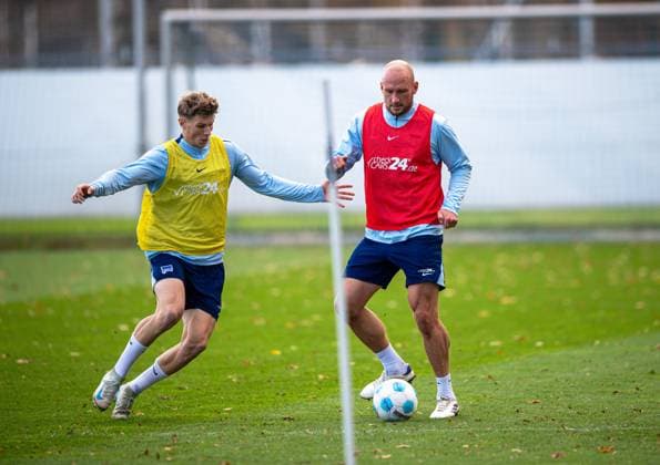 Fussball, Herren, Saison 2024 25, 2. Bundesliga, Hertha BSC, Training, v.l. Luca Schuler (Hertha BSC), Toni Leistner (Hertha BSC), 25.11. 2024,