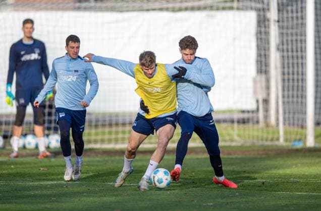 Fussball, Herren, Saison 2024 25, 2. Bundesliga, Hertha BSC, Training, v.l. Diego Demme (Hertha BSC), Luca Schuler (Hertha BSC), Linus Gechter (Hertha BSC), 25.11. 2024,
