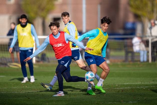 Fussball, Herren, Saison 2024 25, 2. Bundesliga, Hertha BSC, Training, v.l. Fabian Reese (Hertha BSC), Dion Ajvazi (Hertha BSC), 25.11. 2024,