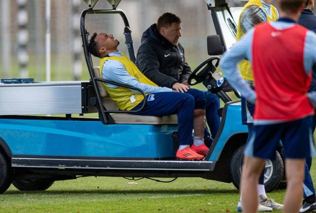 Fussball, Herren, Saison 2024 25, 2. Bundesliga, Hertha BSC, Training, Bilal Hussein (Hertha BSC) wird verletzt von Direktor Akademie Lizenzbereich Andreas Zecke Neuendorf (Hertha BSC) in die Kabine gefahren, 25.11. 2024,