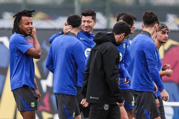 November 25, 2024, Sant Joan Despi, Barcelona, SPAIN: Robert Lewandowski and Pedro Gonzalez Pedri during the training day of FC Barcelona, Barca ahead UEFA Champions League, football match against Stade Brestois 29 at Ciudad Esportiva Joan Gamper on November 25, 2024 in Sant Joan Despi, Barcelona, Spain. Sant Joan Despi SPAIN - ZUMAa181 20241125_zaa_a181_009 Copyright: xJavierxBorregox