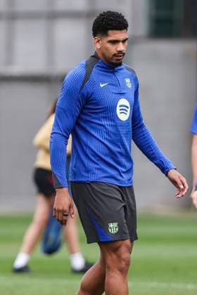 November 25, 2024, Sant Joan Despi, Barcelona, SPAIN: Ronald Araujo during the training day of FC Barcelona, Barca ahead UEFA Champions League, football match against Stade Brestois 29 at Ciudad Esportiva Joan Gamper on November 25, 2024 in Sant Joan Despi, Barcelona, Spain. Sant Joan Despi SPAIN - ZUMAa181 20241125_zaa_a181_019 Copyright: xJavierxBorregox