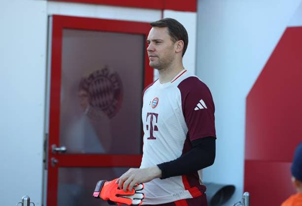 München, Deutschland, 25. November 2024: Fussball, Herren, Saison 2024 2025, FC Bayern München, Säbener Strasse, Trainingsgelände, Abschlusstraining, Champions League Manuel Neuer (FC Bayern München) auf dem Weg zum Trainingsplatz