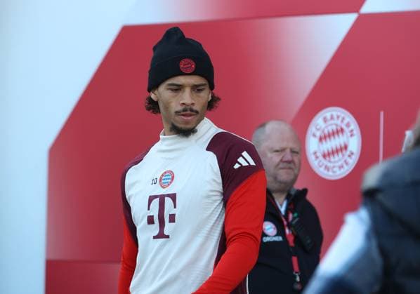 München, Deutschland, 25. November 2024: Fussball, Herren, Saison 2024 2025, FC Bayern München, Säbener Strasse, Trainingsgelände, Abschlusstraining, Champions League Leroy Sane (FC Bayern München) auf dem Weg zum Trainingsplatz