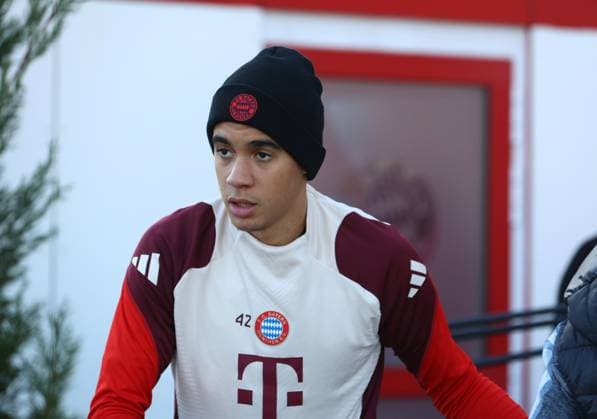 München, Deutschland, 25. November 2024: Fussball, Herren, Saison 2024 2025, FC Bayern München, Säbener Strasse, Trainingsgelände, Abschlusstraining, Champions League Jamal Musiala (FC Bayern München) auf dem Weg zum Trainingsplatz
