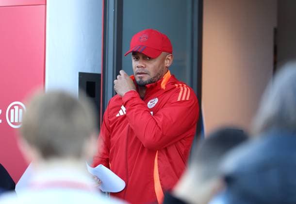 München, Deutschland, 25. November 2024: Fussball, Herren, Saison 2024 2025, FC Bayern München, Säbener Strasse, Trainingsgelände, Abschlusstraining, Champions League Vincent Kompany, Trainer (FC Bayern München) auf dem Weg zum Trainingsplatz