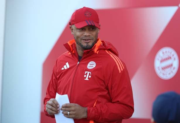 München, Deutschland, 25. November 2024: Fussball, Herren, Saison 2024 2025, FC Bayern München, Säbener Strasse, Trainingsgelände, Abschlusstraining, Champions League Vincent Kompany, Trainer (FC Bayern München) Kopf, Oberkörper mit einem Sopickzettel in der Hand, Blick nach links auf dem Weg zum Trainingsplatz
