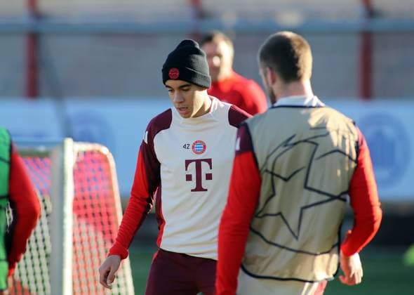 München, Deutschland, 25. November 2024: Fussball, Herren, Saison 2024 2025, FC Bayern München, Säbener Strasse, Trainingsgelände, Abschlusstraining, Champions League Jamal Musiala (FC Bayern München) Kopf, Oberkörper