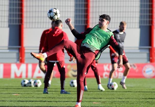 München, Deutschland, 25. November 2024: Fussball, Herren, Saison 2024 2025, FC Bayern München, Säbener Strasse, Trainingsgelände, Abschlusstraining, Champions League Aleksandar Pavlovic (FC Bayern München) spielt einen Ball