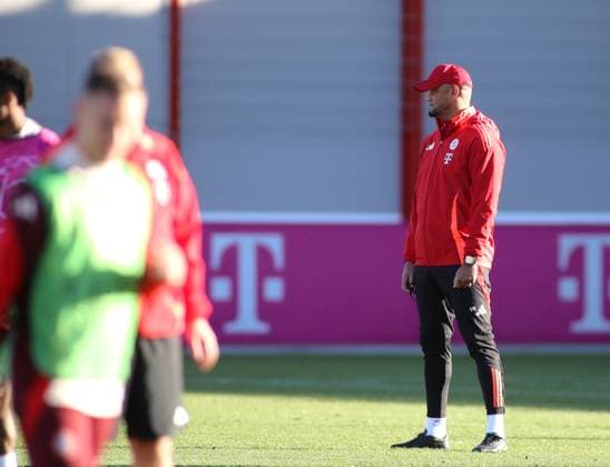 München, Deutschland, 25. November 2024: Fussball, Herren, Saison 2024 2025, FC Bayern München, Säbener Strasse, Trainingsgelände, Abschlusstraining, Champions League Vincent Kompany, Trainer (FC Bayern München) beobachtet seine Spieler beim Training