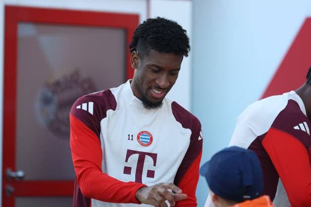 München, Deutschland, 25. November 2024: Fussball, Herren, Saison 2024 2025, FC Bayern München, Säbener Strasse, Trainingsgelände, Abschlusstraining, Champions League Kingsley Coman (FC Bayern München) gibt Autogramme an Fans