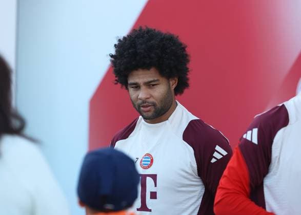 München, Deutschland, 25. November 2024: Fussball, Herren, Saison 2024 2025, FC Bayern München, Säbener Strasse, Trainingsgelände, Abschlusstraining, Champions League Serge Gnabry (FC Bayern München) auf dem Weg zum Trainingsplatz