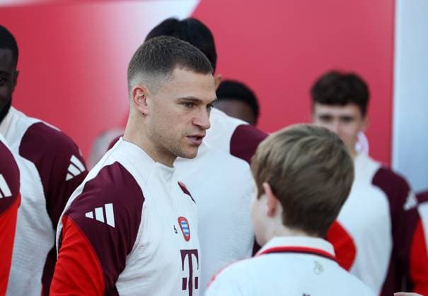 München, Deutschland, 25. November 2024: Fussball, Herren, Saison 2024 2025, FC Bayern München, Säbener Strasse, Trainingsgelände, Abschlusstraining, Champions League Joshua Kimmich (FC Bayern München) Kopf, Oberkörper, stehend