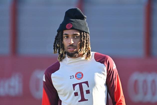Sacha BOEY (Bayern Muenchen), Aktion,Einzelbild,angeschnittenes Einzelmotiv,Halbfigur,halbe Figur. Abschlusstraining Fussball Champions League Ligaphase, FC Bayern Muenchen - Paris Saint German (PSG) am 26.11.2024, A L L I A N Z A R E N A.